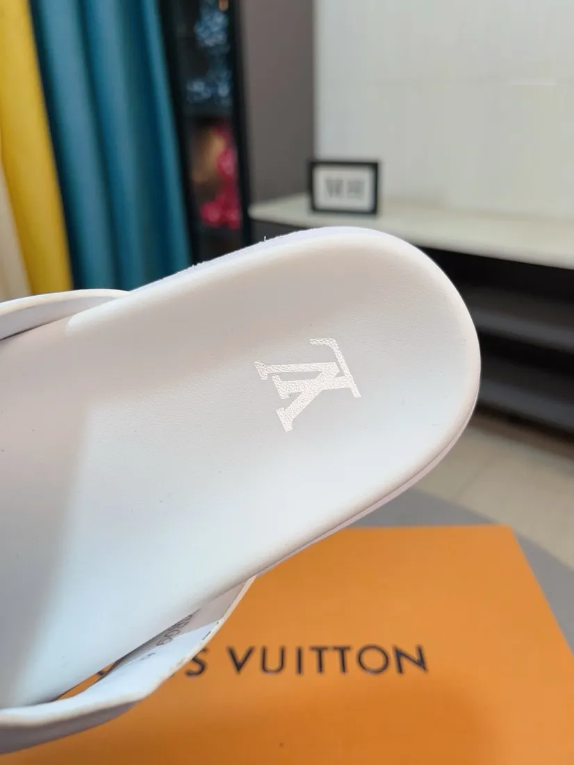 Men's shoes 💰360🌹🌹 (lv-Louis Vuitton) new men's sandals, high-end boutique, exquisite embossed logo decoration on the upper, fine workmanship, super soft soles, casual, loose and comfortable, a must-have in summer! \nsize：38-44